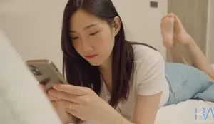 Xinh đẹp nhưng vẫn bị ông chồng lén lút, cô vợ buồn tình cho anh giao hàng đụ luôn